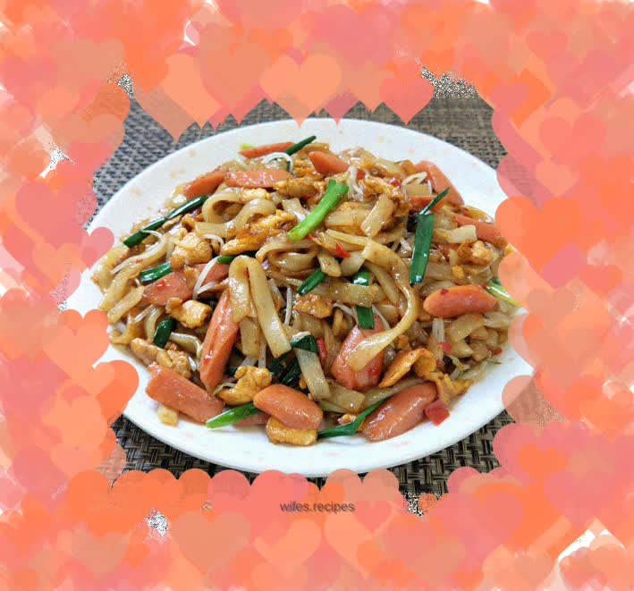Fried rice noodles with minced pork and chili sauce