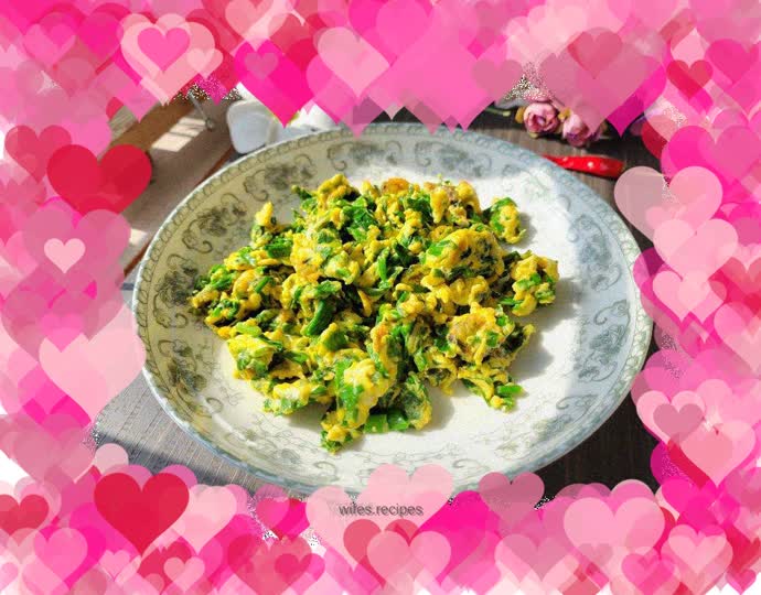 Fried eggs with chives