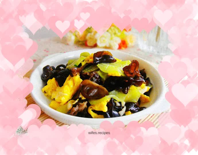 Scrambled eggs with cucumber and fungus