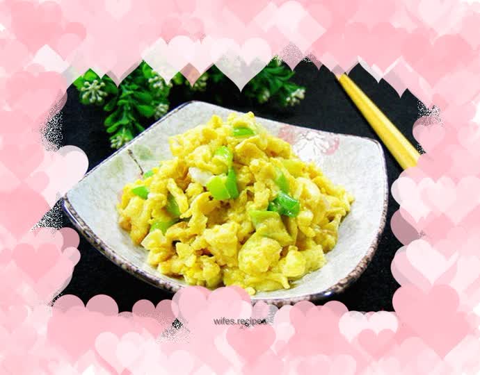 Fried eggs with chopped green onions