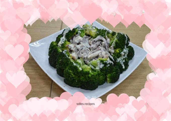 Electric pot dish: cheese, fresh squid and broccoli