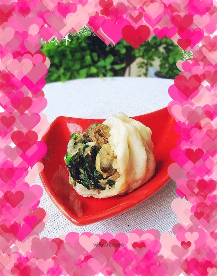 Pan-fried buns with spinach, bedding and fresh meat