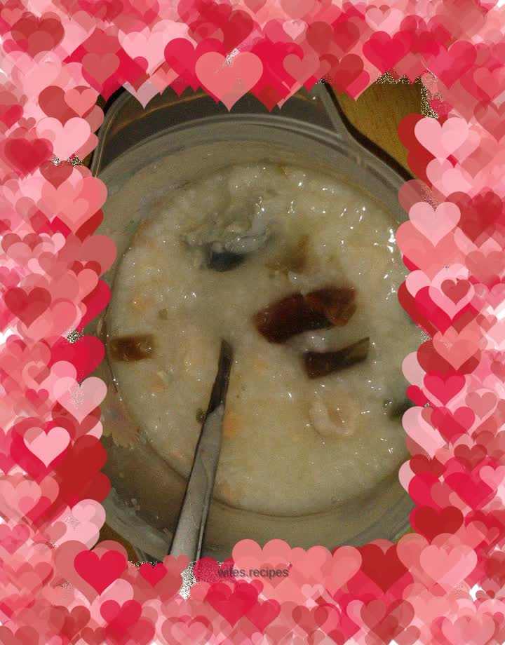 Cook preserved egg and lean meat porridge in a rice cooker