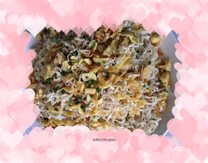 Fried noodles with egg skin