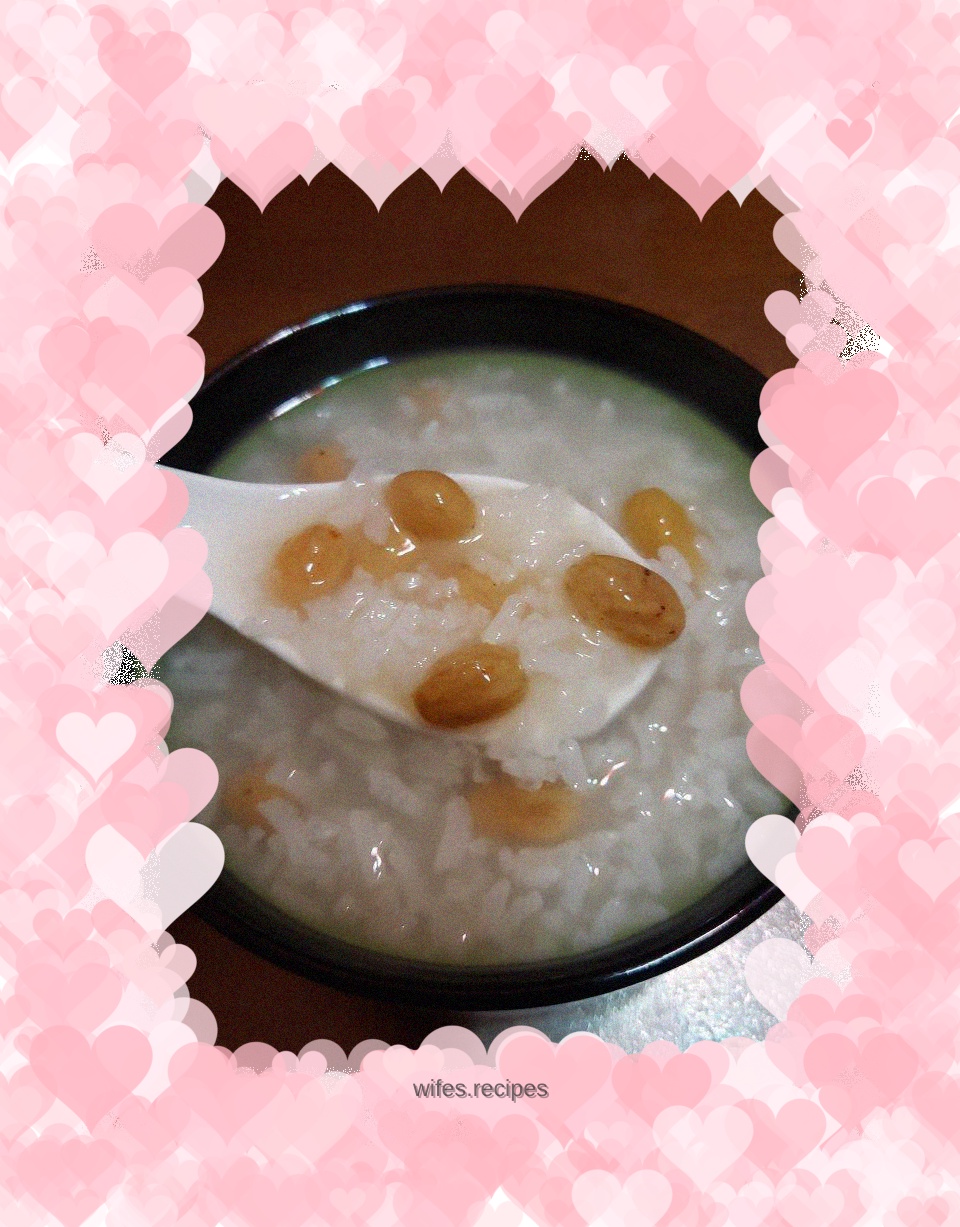 Glutinous rice porridge with raisins