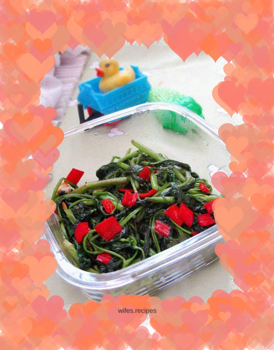 Stir-fried macaroni with chopped red pepper