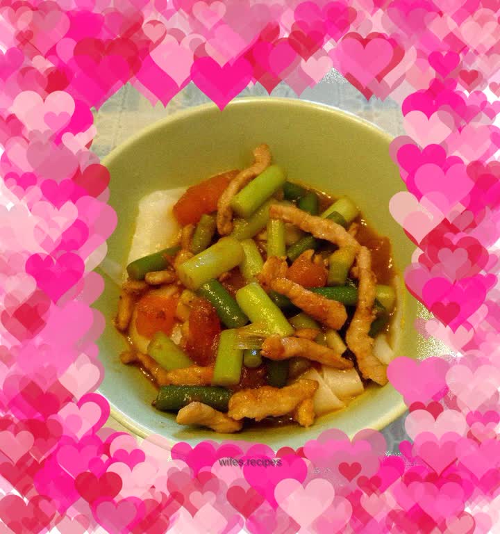 Garlic sprouts and shredded pork noodles