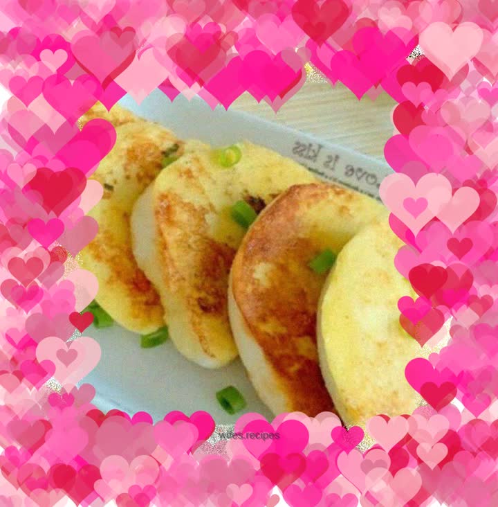 Golden steamed bun slices