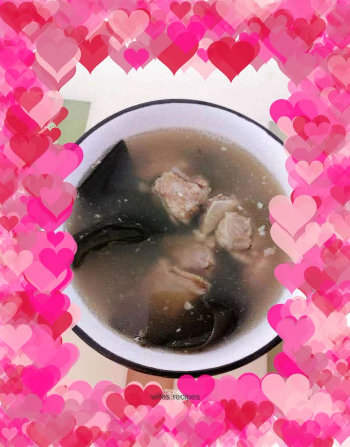 Seaweed and pork ribs soup