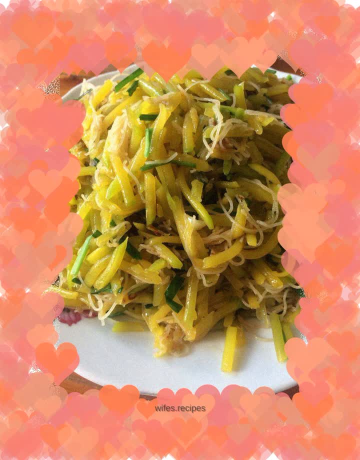 Fried rice noodles with green pumpkin