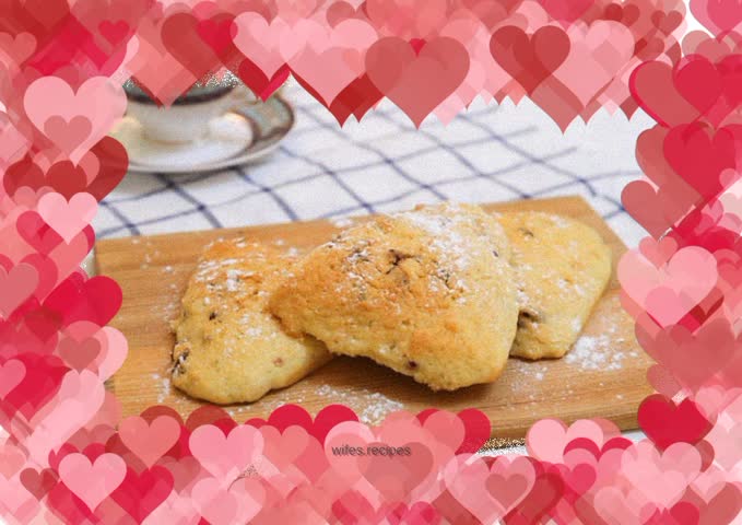Quick and delicious cranberry whipped cream scones