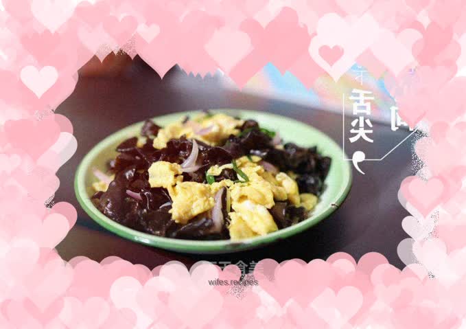 Fried eggs with fungus and onions