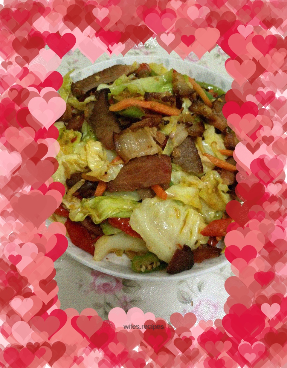 Stir-fried bacon with cabbage, pickled peppers