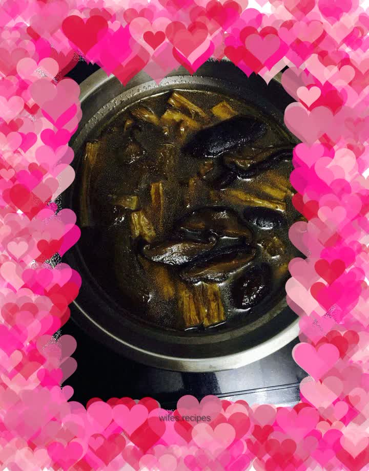 Pork hamstrings with mushrooms