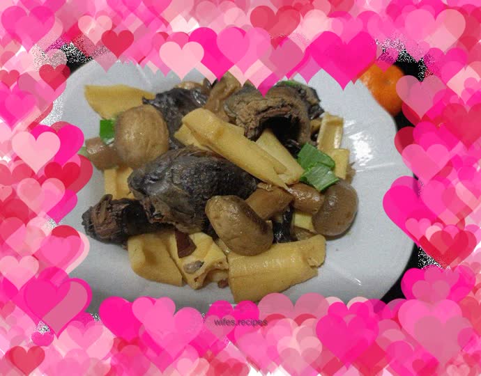 Stewed black-bone chicken with mushrooms and mushrooms