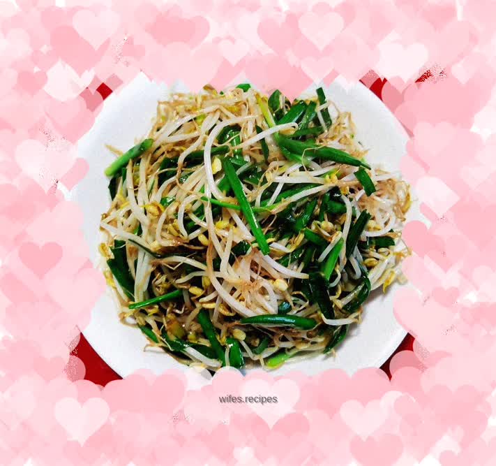 Stir-fried bean sprouts with leeks