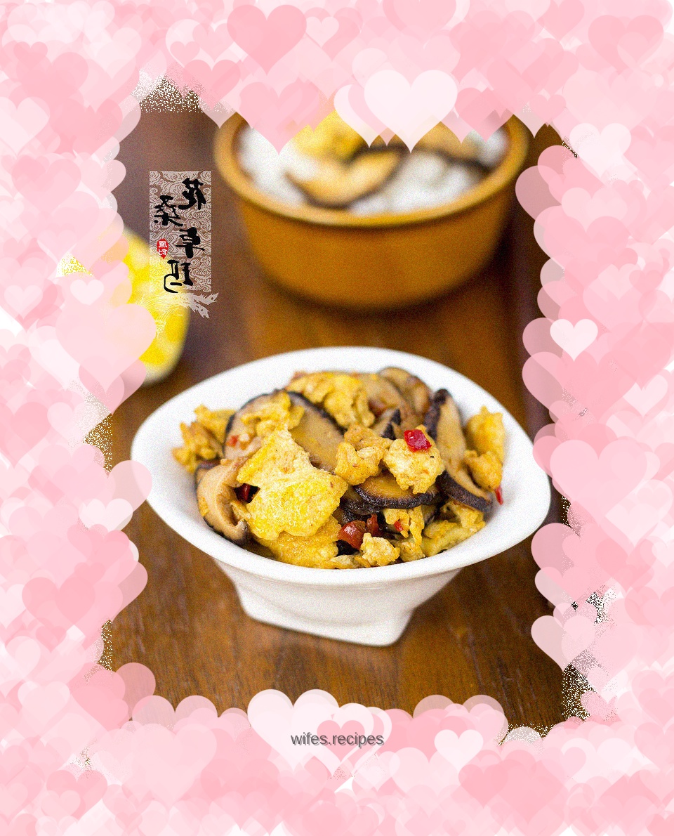 Delicious side dish - scrambled eggs with mushrooms, chopped peppers