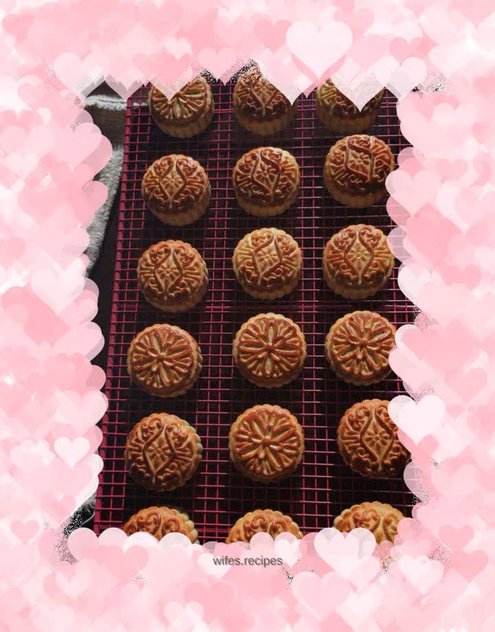 Cantonese style lotus paste and egg yolk mooncake