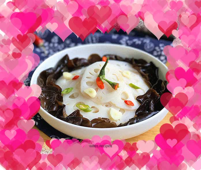 Spicy and sour fungus mixed with lotus root slices