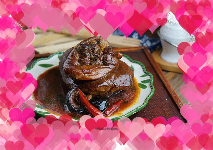 Braised pork trotters in sauce