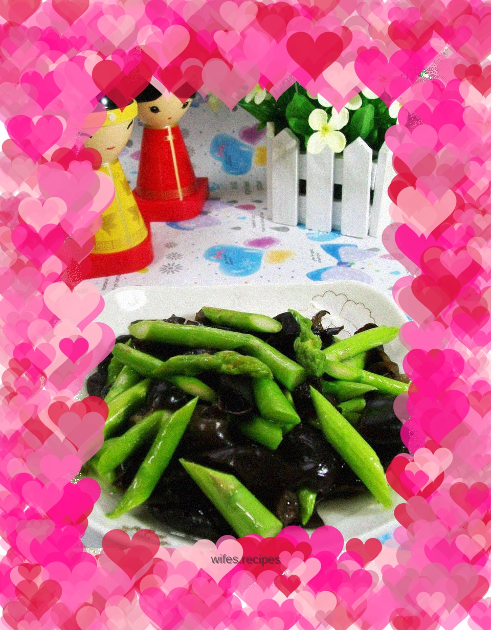 Stir-fried black fungus with asparagus