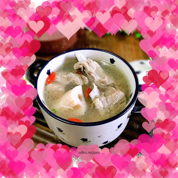 Nourishing the lungs in autumn~Lotus root and pork ribs soup