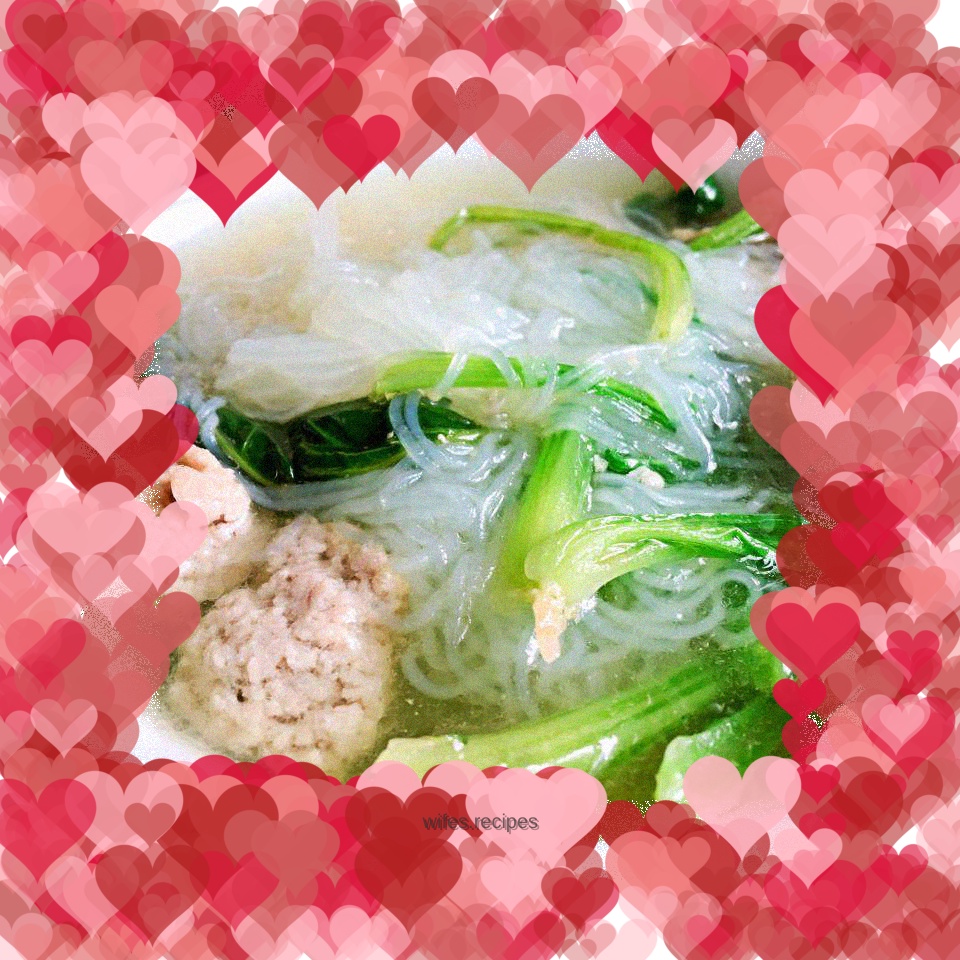 Spinach, meatballs and vermicelli soup