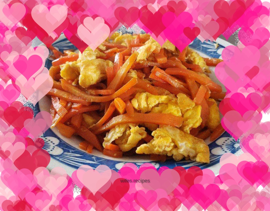 Fried duck eggs with shredded carrots