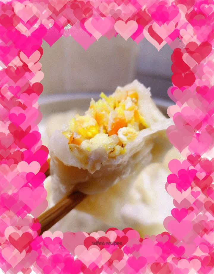 Steamed dumplings with cabbage, eggs, carrots and mushrooms