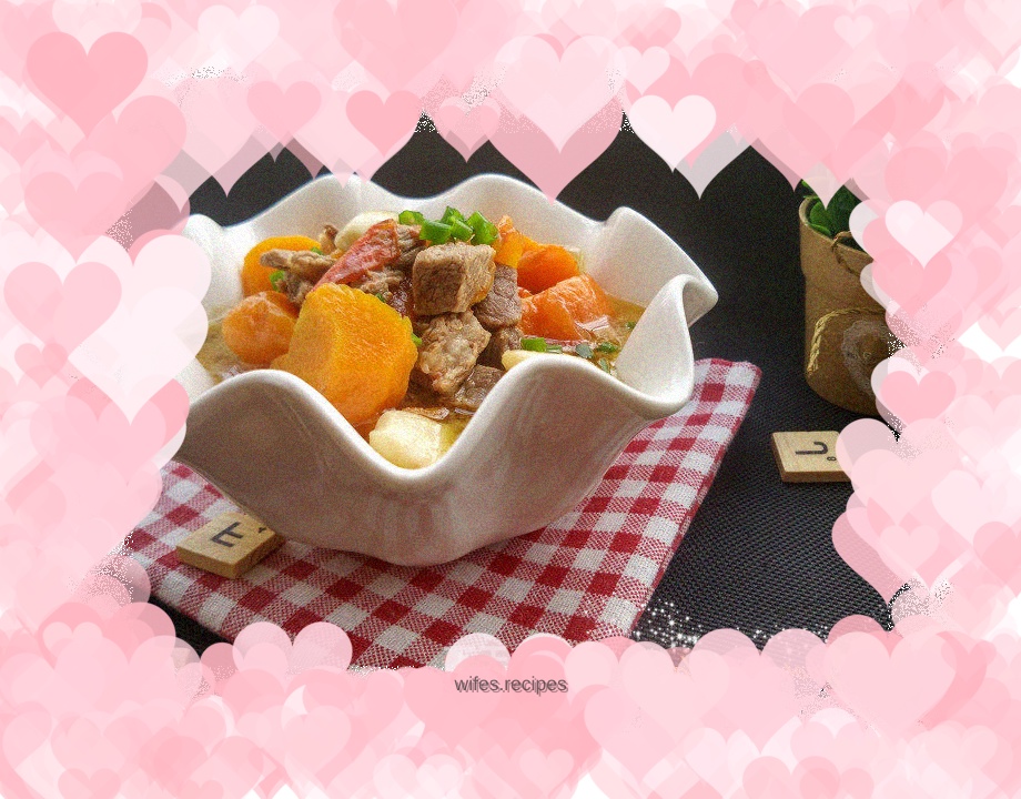 Beef stew with tomatoes and carrots