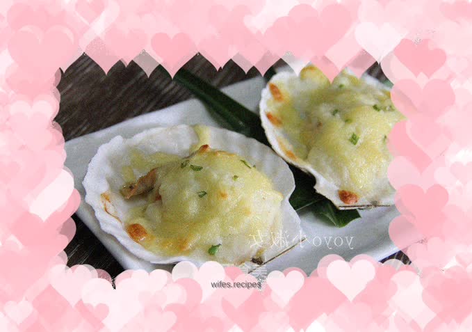 Simple and delicious - grilled scallops with rich mashed potatoes and cheese