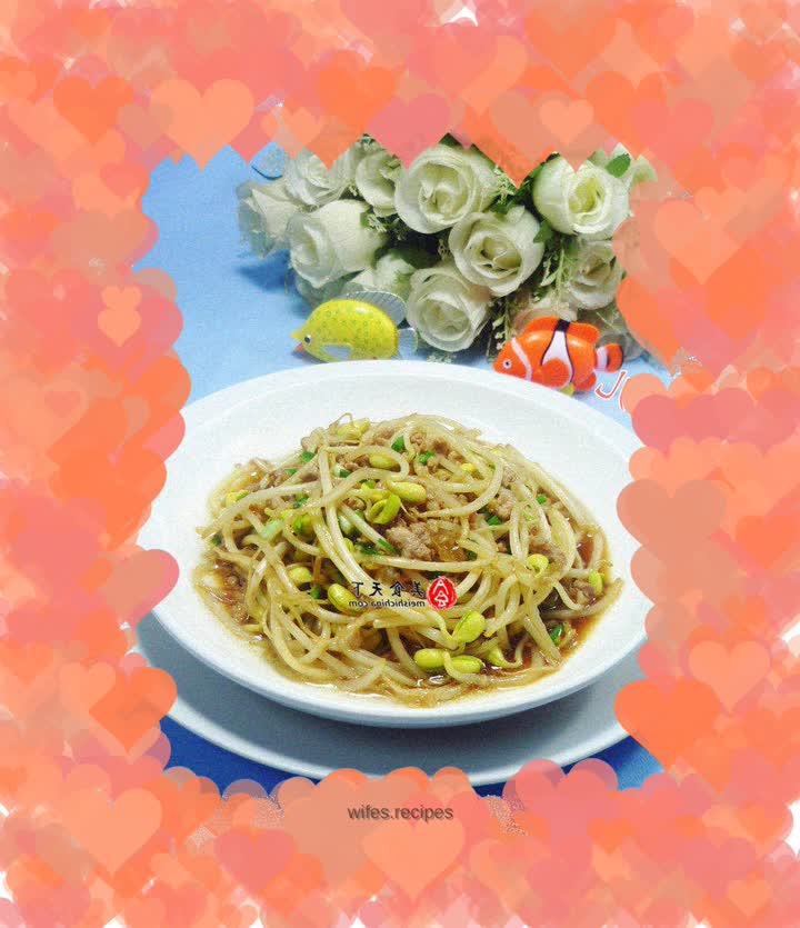 Stir-fried soybean sprouts with minced meat and onion