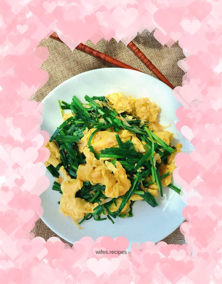 Fried eggs with chives and shrimp skin