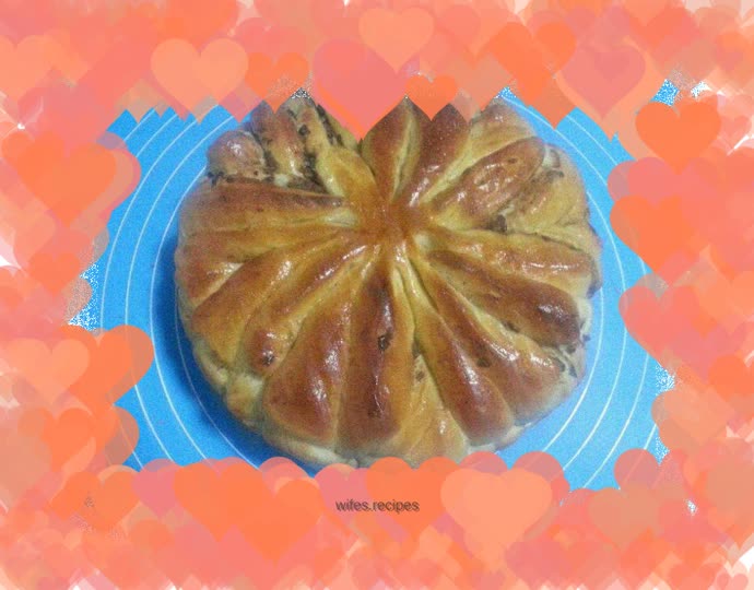 Flower-shaped red bean paste bread