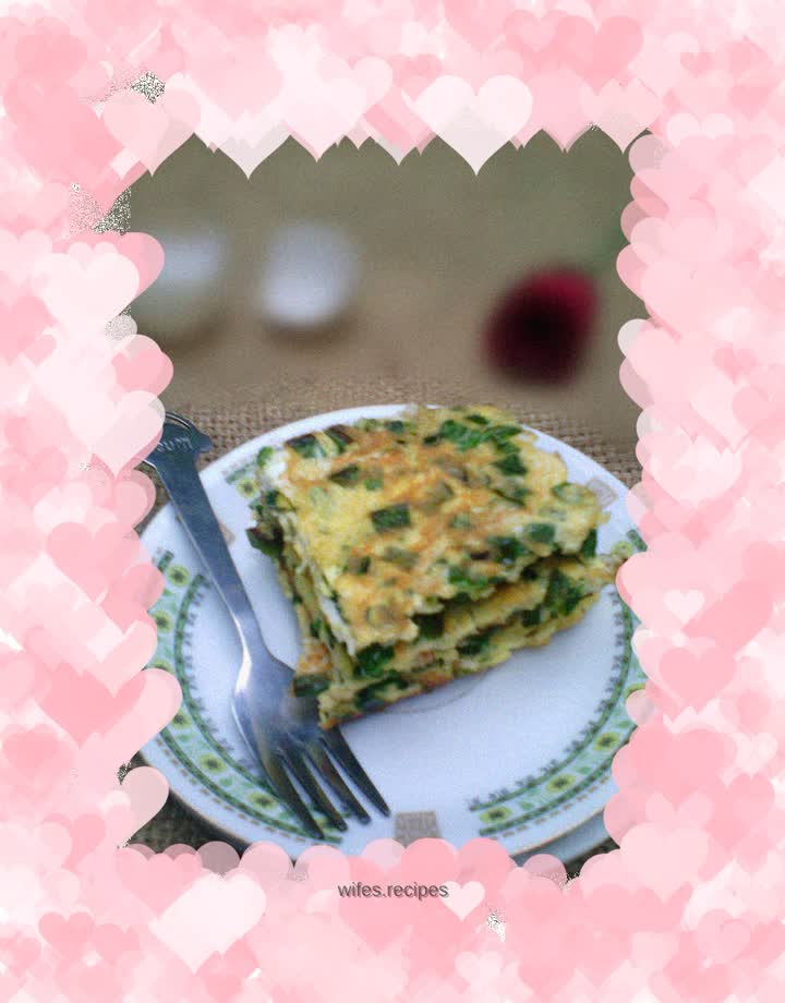 Fried eggs with onion leaves