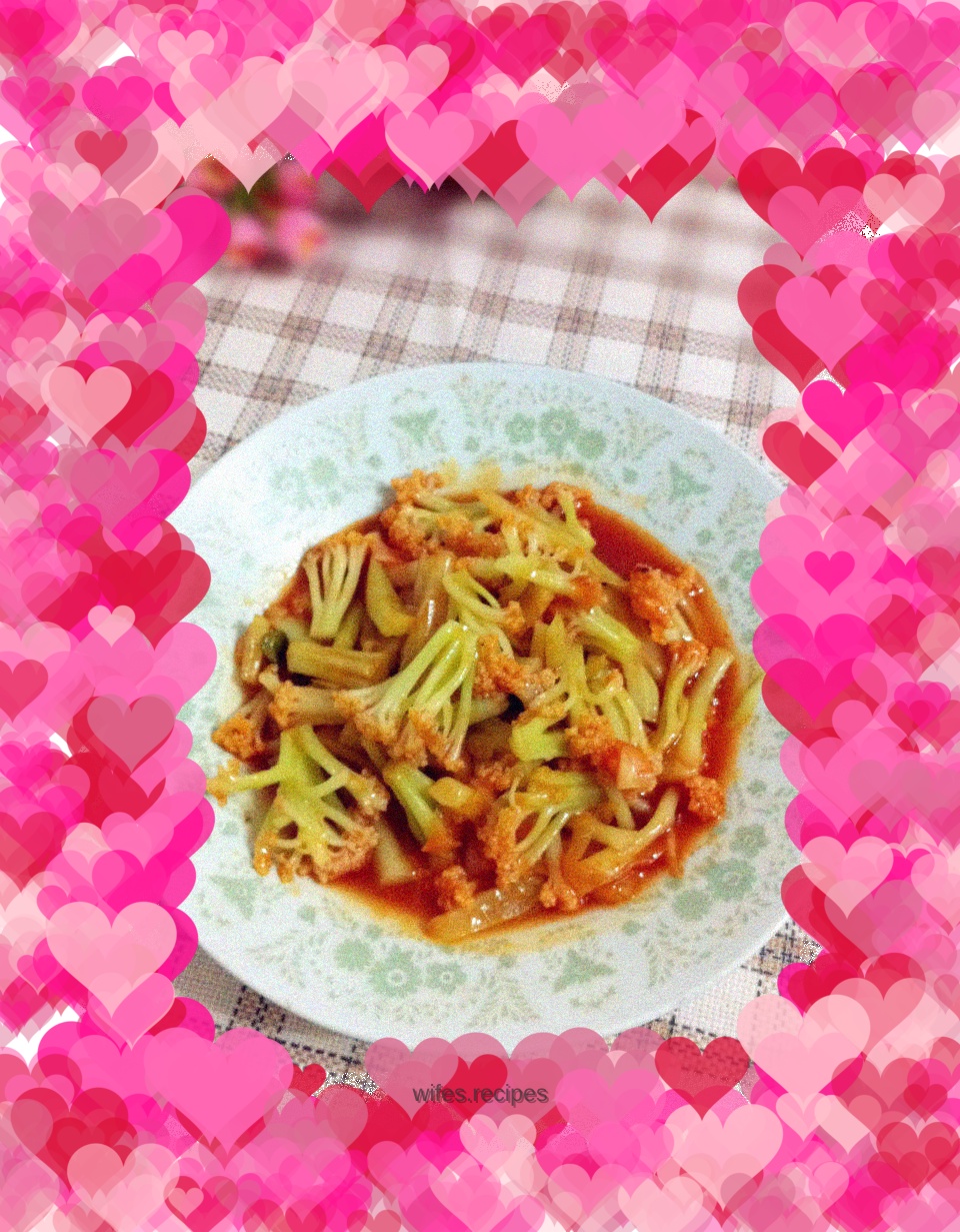 Organic cauliflower with tomato sauce