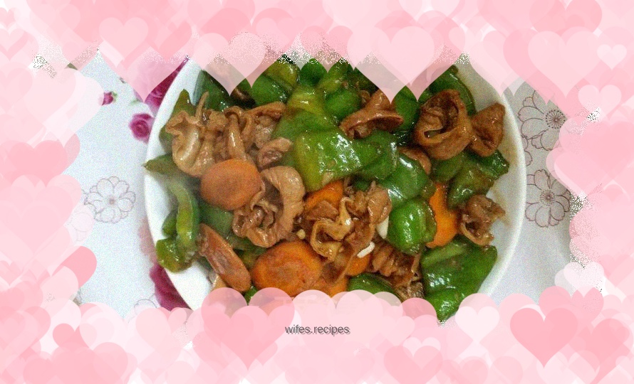 Stir-fried green peppers with fat intestines Green peppers are also called bell peppers