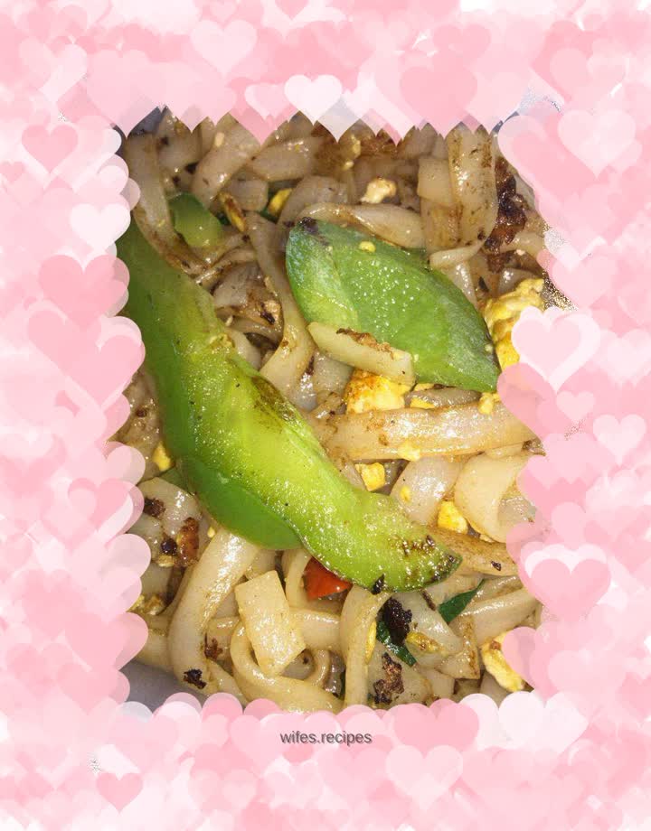 Fried rice noodles with egg and chili