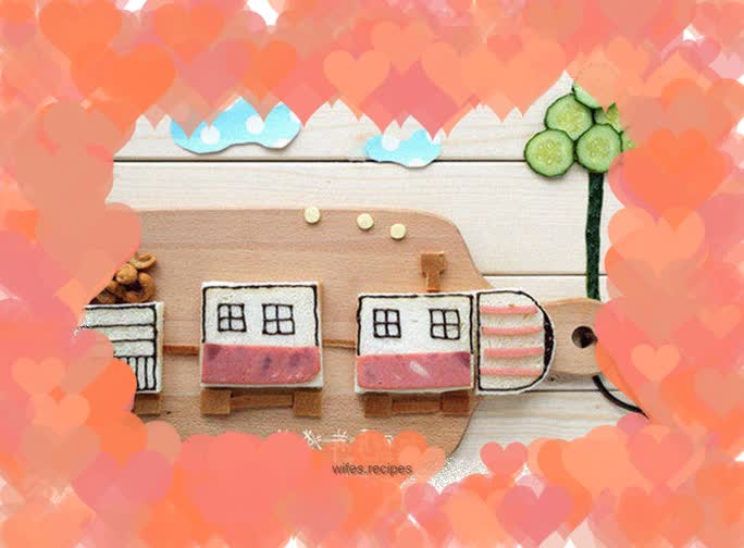 Eat and play at the same time, small train toast breakfast