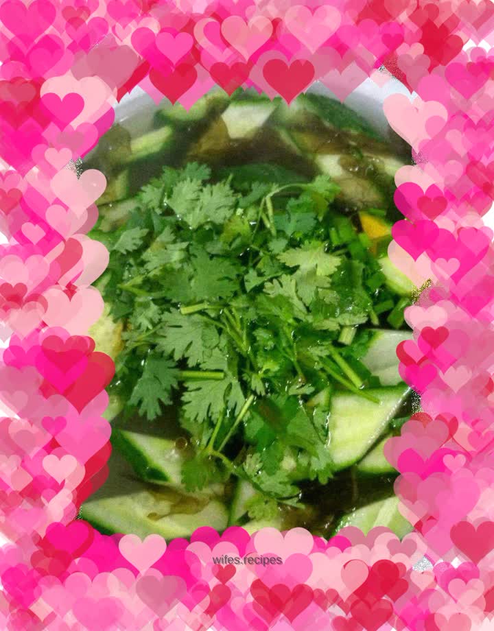 Cucumber slices and seaweed clear soup