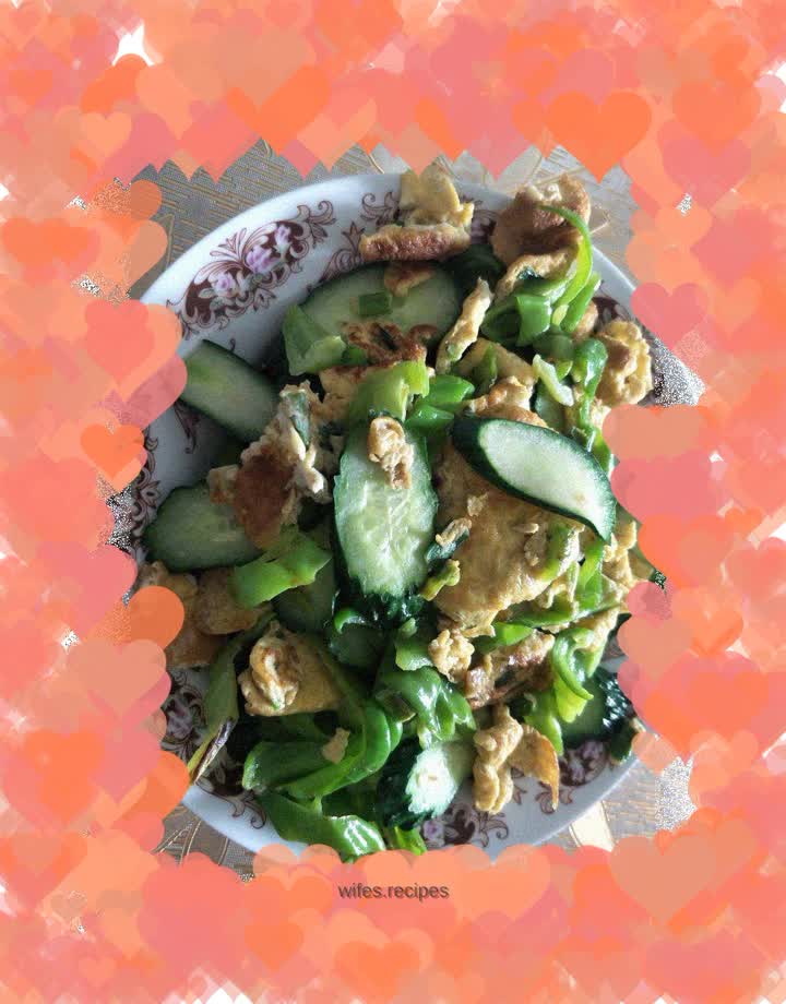 Scrambled eggs with cucumber and green pepper