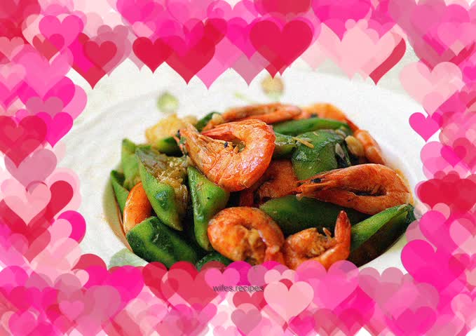 Meat and vegetarian dishes combined with loofah and stir-fried shrimps are so delicious