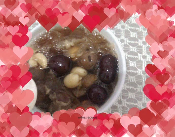 A refreshing delicacy~~Soft and waxy white fungus and lotus seed soup