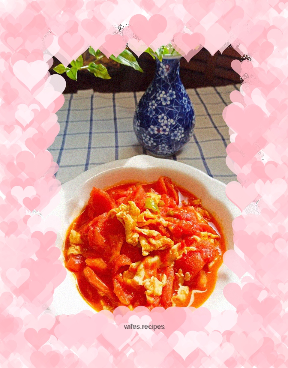 Homemade scrambled eggs with tomatoes