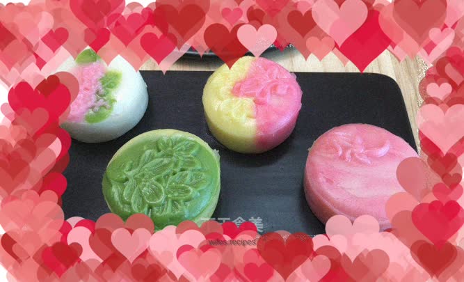 Colorful snowskin mooncakes with delicious egg yolk and coconut filling, simple and convenient, share the good taste of life.