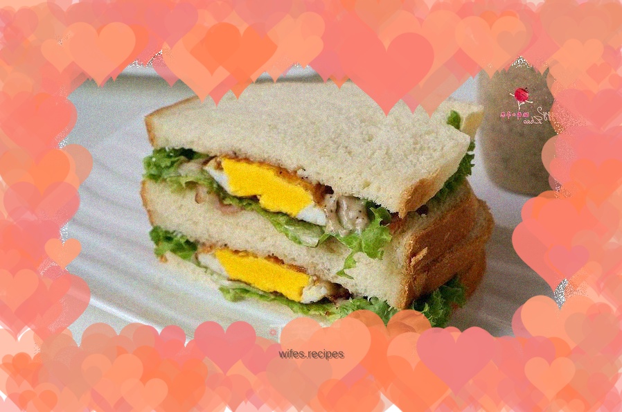 Black pepper bacon omelette sandwich