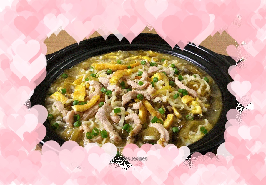 Sauerkraut, egg and shredded pork noodles