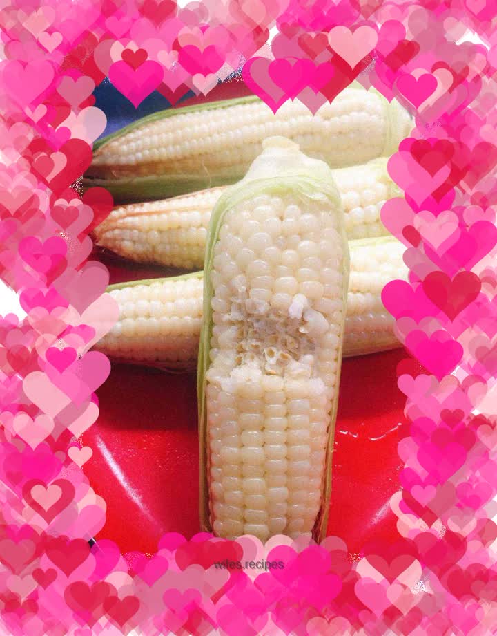 Boiled corn in the shell