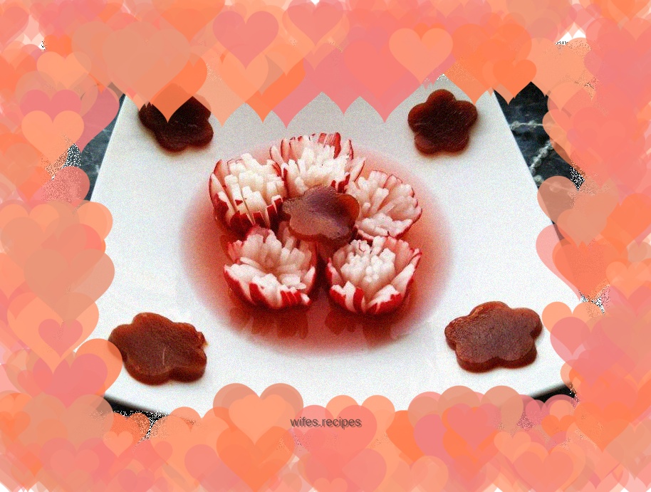 Hawthorn cake mixed with cherry and radish flowers