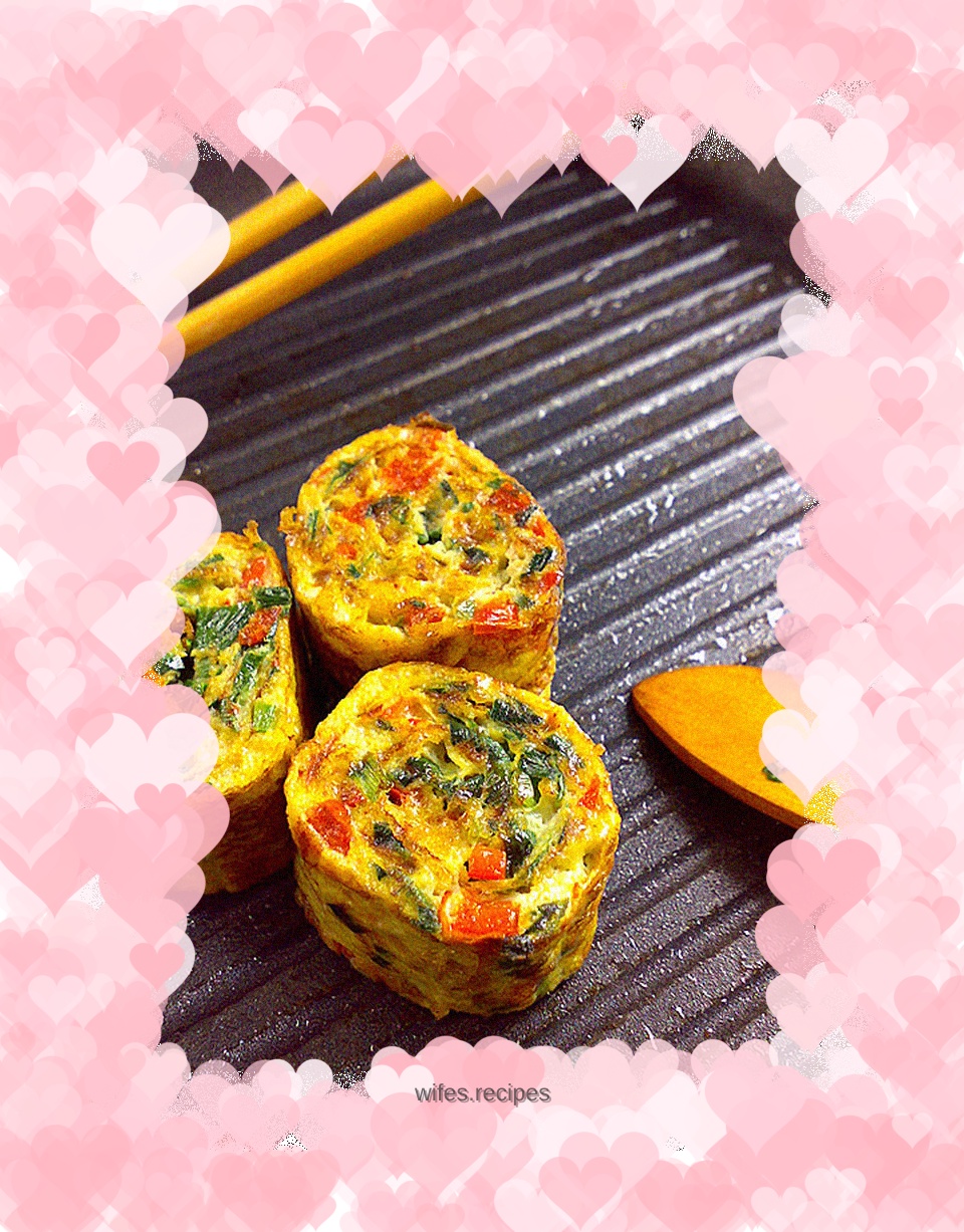 Green egg roll with red stamens